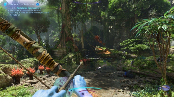 A játékos íjjal és nyíllal felfegyverkezve felmászik az Ellenállás Főhadiszállása felé az Avatar: Frontiers of Pandora játékban.