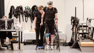 Nagrajena tehnologija omogoča paralizirani osebi, da hodi, nova revija se osredotoča na trajnost – Physics World