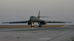 墜落調査が続く中、エルズワース空軍基地でB-1B便が一時停止