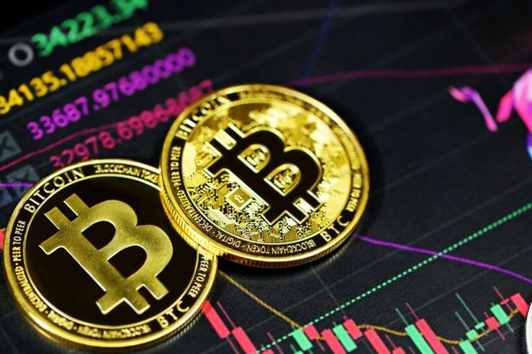 Bitcoinvalar och hajar säljer aktivt som prisfall, visar analys på kedjan