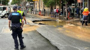 La explosión de una tubería de agua causa estragos en la ciudad mientras el agua marrón brota en el CDB - Conexión del Programa de Marihuana Medicinal