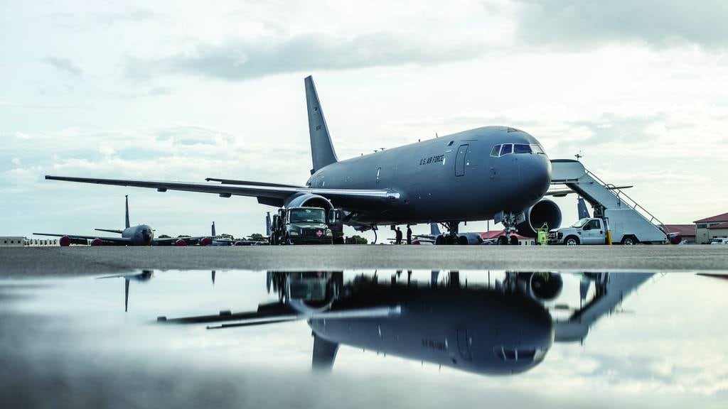 "Svarilna zgodba": kako je Boeing zmagal v programu ameriških zračnih sil in izgubil 7 milijard dolarjev