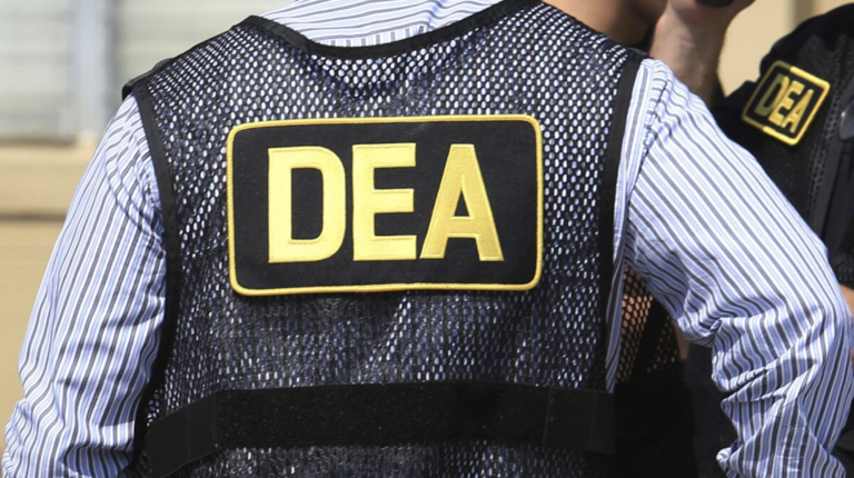 DEA ansetter en agent som ble sparket for å ha tatt CBD