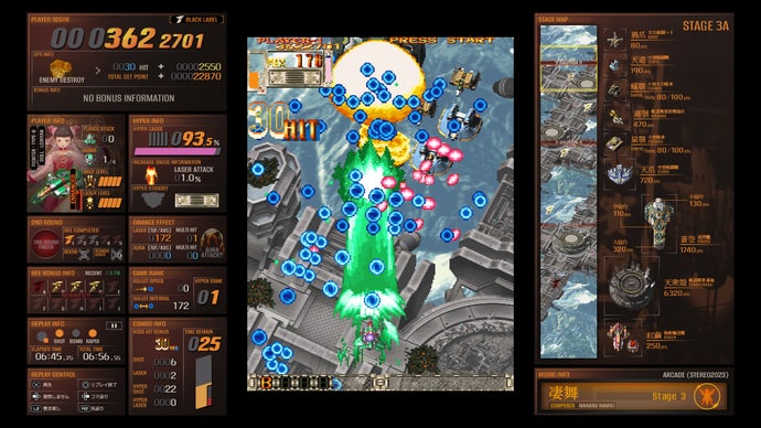 शूटिंग गेम डोडॉनपाची ब्लिसफुल डेथ रे:इन्कार्नेशन के ब्लैक लेबल मोड में गेमप्ले दिखाने वाला एक स्क्रीनशॉट, जिसमें खिलाड़ी जहाज एक नीले लेजर को फायर करता है और एक उड़ने वाले युद्धपोत के तत्वों को नष्ट कर देता है।