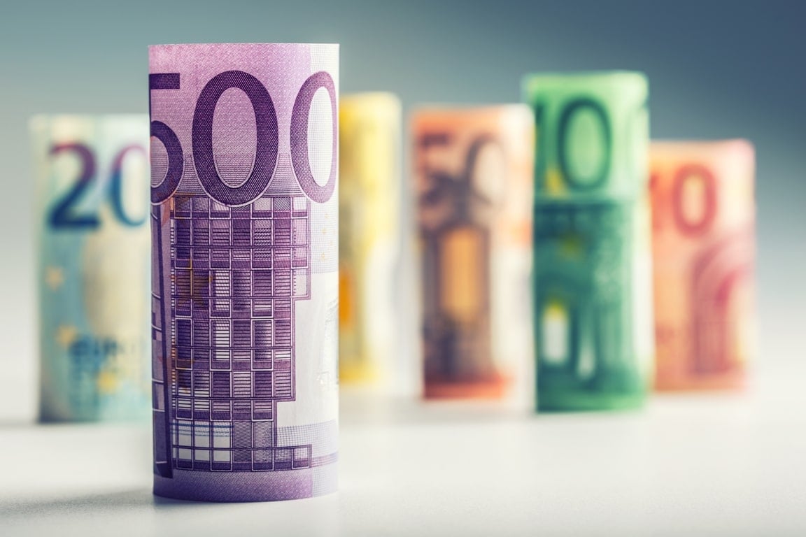 Dolar, Asya ve Avrupa'daki Rallinin Ortasında Kayıyor