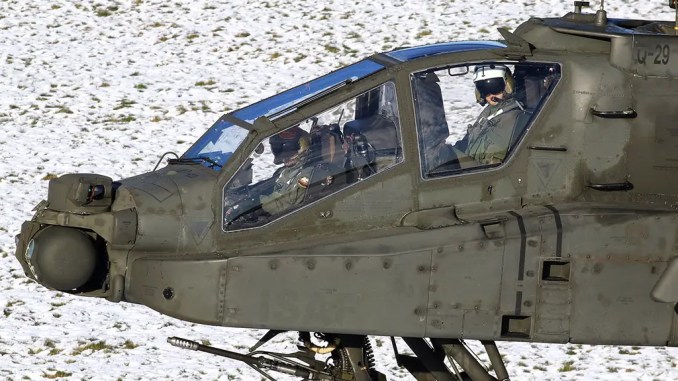 Nederlendere sier farvel til AH-64D Apache-helikoptre