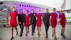 Los asistentes de vuelo se alinean detrás de Virgin en Bali