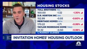 La vivienda se siente "desequilibrada" de cara a 2024, dice el director ejecutivo de Invitation Homes, Dallas Tanner