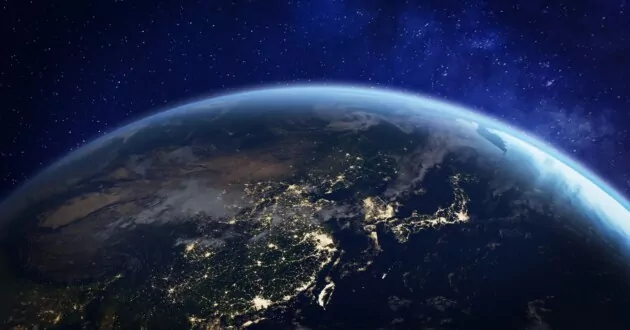 เอเชียในเวลากลางคืนจากอวกาศพร้อมแสงไฟในเมืองแสดงกิจกรรมของมนุษย์ในจีน, ญี่ปุ่น, เกาหลีใต้, ไต้หวันและประเทศอื่นๆ 3 มิติของโลก องค์ประกอบจาก NASA
