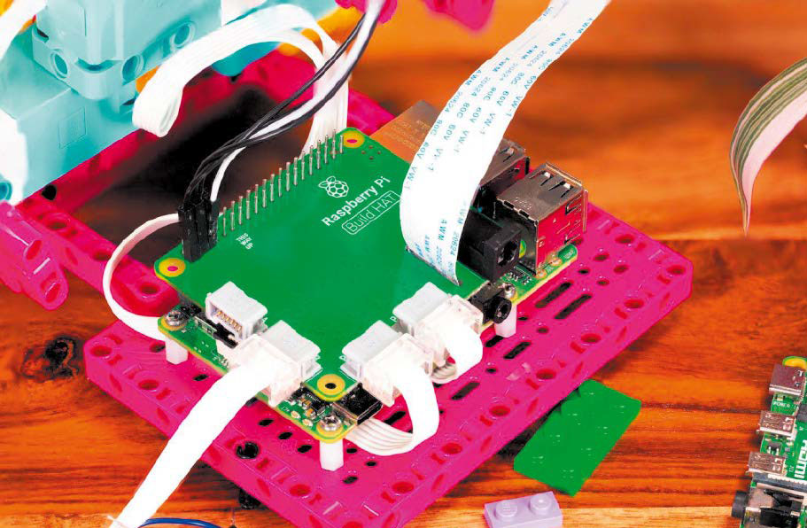 Mit dem HAT für Lego-Bastler eröffnen sich neue Möglichkeiten, um Sensoren und Motoren aus dem Lego-Kosmos per Raspberry zuern.