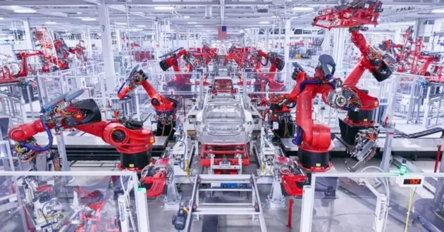 Fabrica de automobile Tesla din Fremont, California, fotografiată în timpul producției Model S pe 25 septembrie 2013.