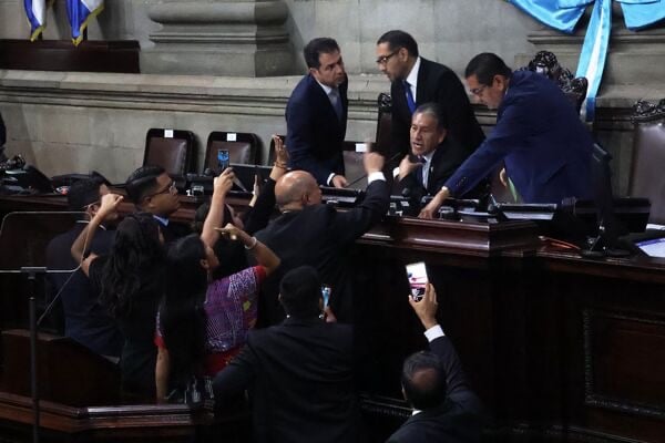 مراسم تحلیف رئیس جمهور جدید گواتمالا به دوره ای پر از تنش و عدم اطمینان به اوج خود رسید