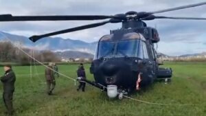Italienischer HH-101-Hubschrauber landet auf einem Feld, nachdem er Stromleitungen getroffen hat