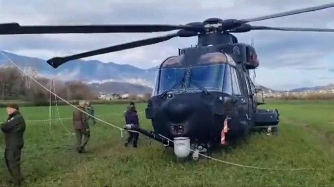 Итальянский вертолет HH-101 приземлился в поле после столкновения с линиями электропередачи