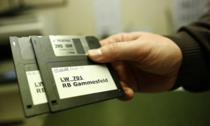 Japan gaat diskettes en cd-roms voor het indienen van officiële documenten @slashdot @engadget geleidelijk uitbannen