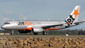 Jetstar A320 maadoitettu lokasuojan taivuttimen jälkeen