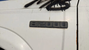 Klejnot złomowiska: Mazda B1987 z 2000 r