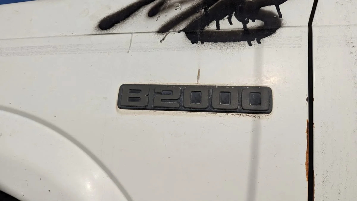 Gema del depósito de chatarra: Mazda B1987 2000