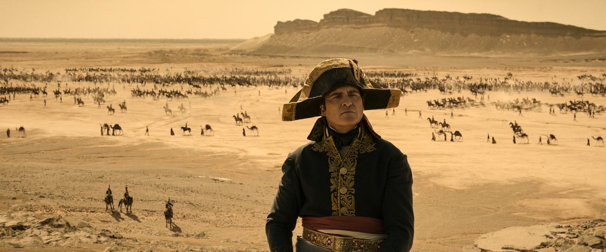 Napoleon står stolt foran en ørken slagmark i filmen Napoleon