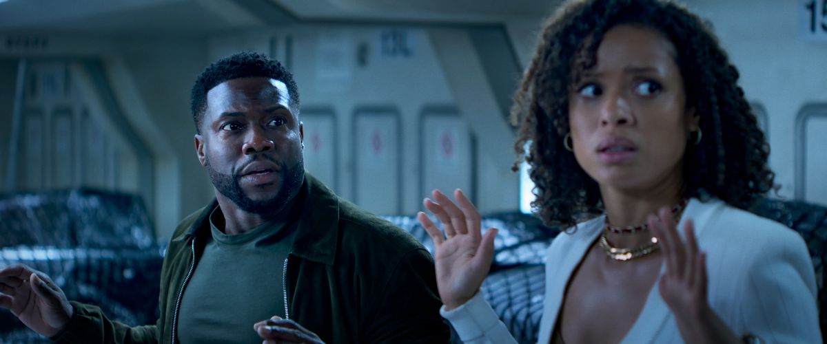 (L-R) Kevin Hart as Cyrus and Gugu Mbatha-Raw as Abby in Lift.