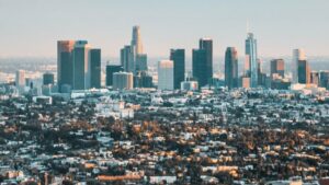 Los Angeles'lı geliştirici evsizlerin barınma planına dava açtı