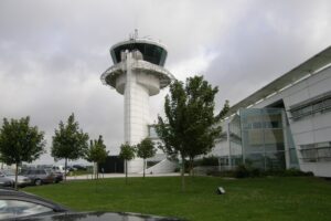Un fulmine colpisce la torre di controllo di Brest: tutti i voli cancellati fino a martedì