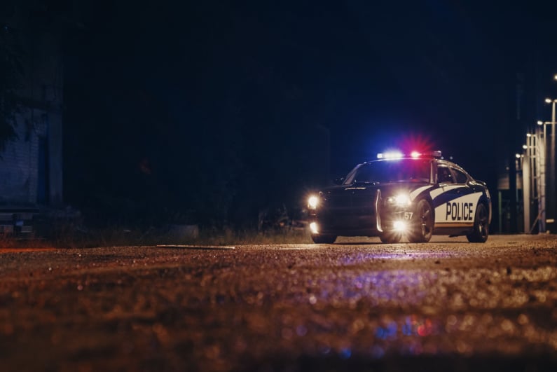 Man doodgeschoten buiten casino nadat hij politieauto's had geramd