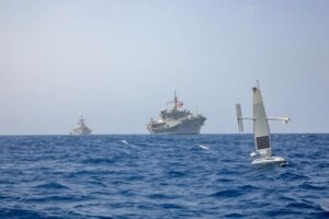 De wateren in het Midden-Oosten vormen een uitdaging voor onbemande schepen, zegt de leider van de Amerikaanse marine