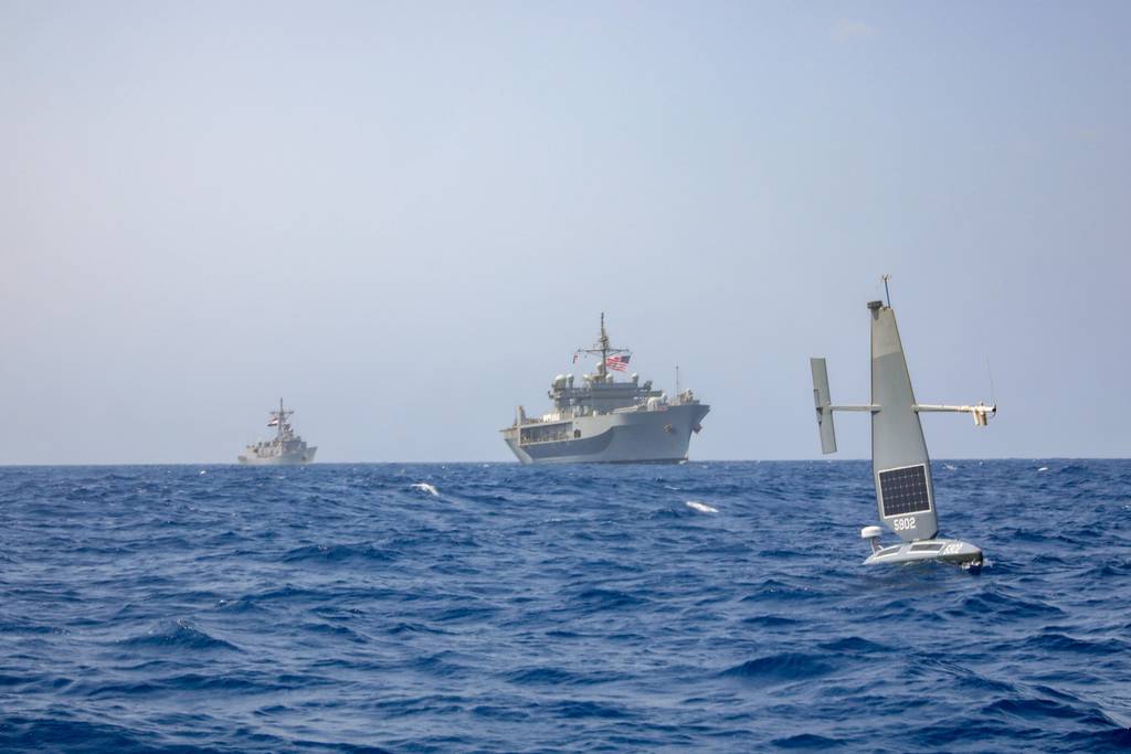 Las aguas de Medio Oriente desafían a los buques no tripulados, dice el líder de la Armada de EE. UU.