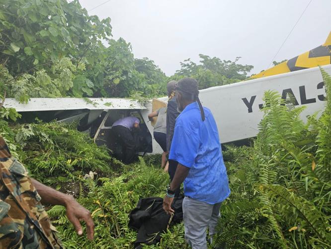 Csodálatos menekülés, amikor egy kisrepülőgép lezuhan Vanuatuban: Az utasok sértetlenül a jelentős károk közepette