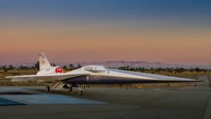 NASA X-59 vaikne ülehelikiirusega lennuk veeres välja Lockheed Martini Skunk Worksis