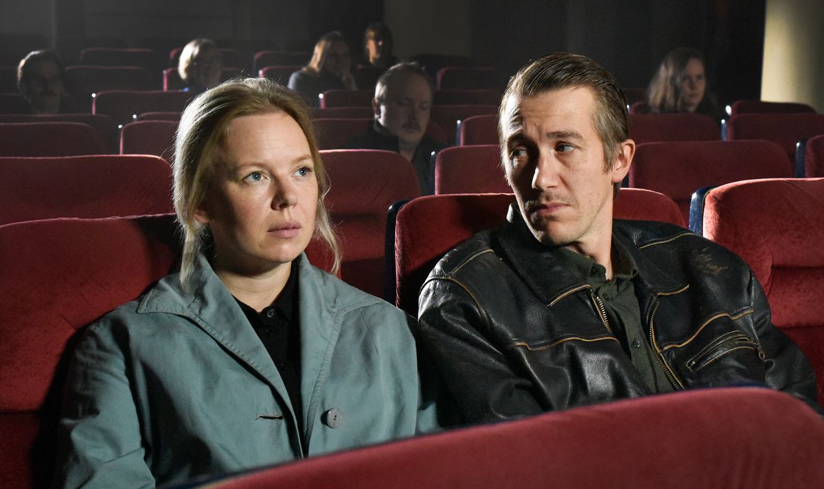 अल्मा पोयस्टी और जूसी वातनन फॉलन लीव्स के एक थिएटर में बैठे हैं।