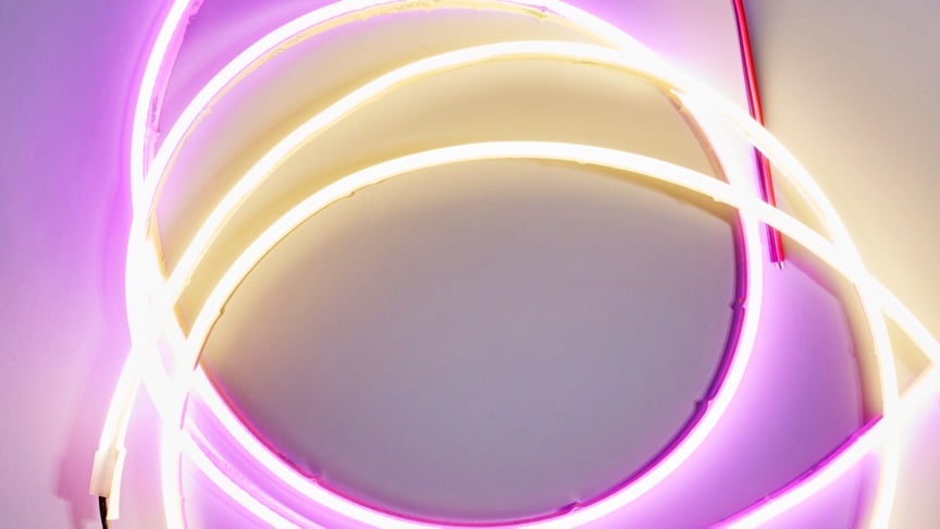 新产品 – 超灵活 5V LED 灯条 – 每米 320 个 LED – 粉色 + 自然白