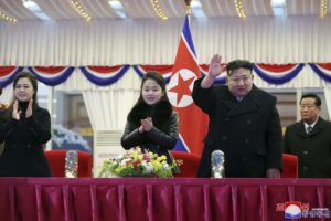 De Noord-Koreaanse leider belooft de nationale defensie in 2024 te versterken