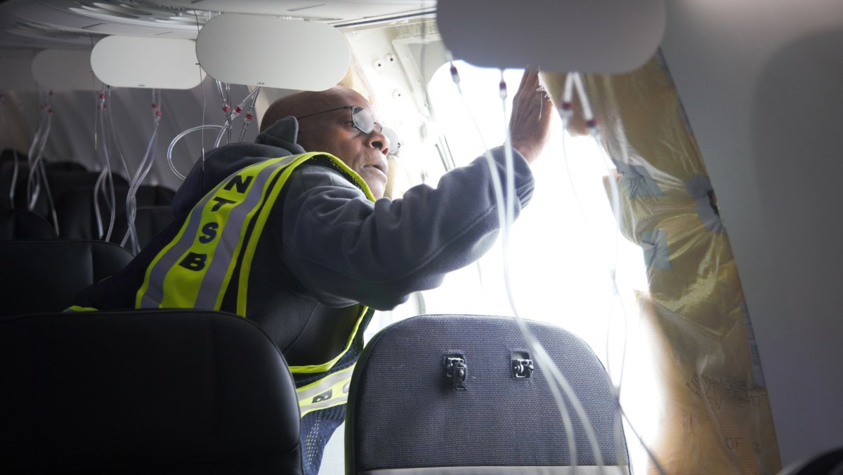 NTSB išče zapahe iz izgorelega vratnega čepa MAX 9 na Aljaski