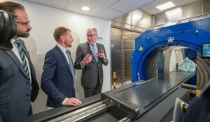 OncoRay bringt das weltweit erste Ganzkörper-MRT-gesteuerte Protonentherapiesystem auf den Markt – Physics World