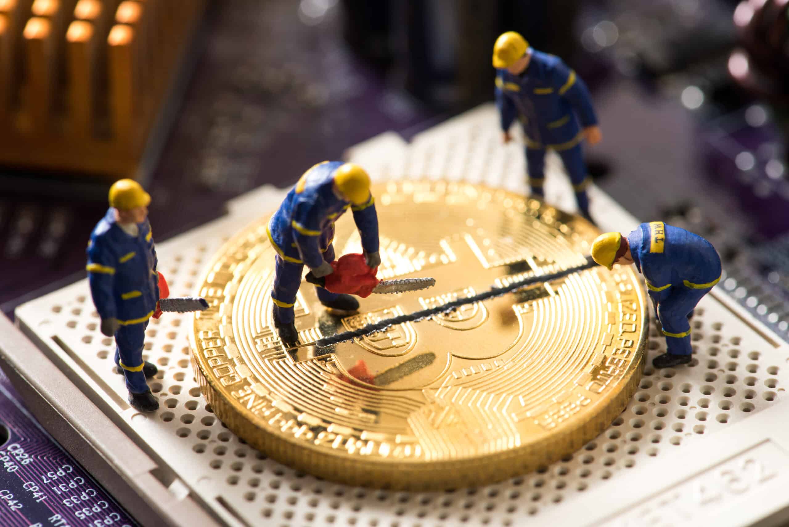 Doar o mână de mineri Bitcoin vor fi profitabili după înjumătățire: Raport - Unchained