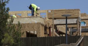 Opinión: Este caso de la Corte Suprema de California podría aliviar la escasez de viviendas en todas partes