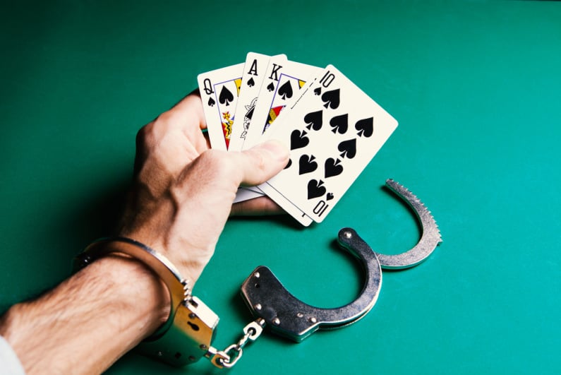 Pokerspelare står inför lastbil med bevis på illegala spelautomater