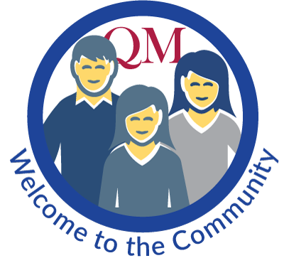 tre persone all'interno di un cerchio con QM dietro di loro e benvenuti nella comunità sottostante