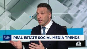 부동산 전문가 Ralph DiBugnara는 소셜 미디어에서 부동산 마케팅을 분석합니다.