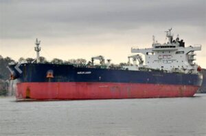 کشتی دریای سرخ از تجهیزات آتش نشانی برای کنترل آتش استفاده می کند | فارکسلایو