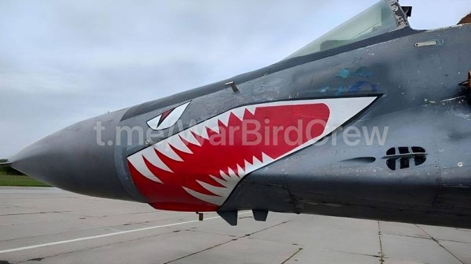 Återställd ukrainsk MiG-29 Fulcrum med AGM-88 missiler som nu sportar "Shark Mouth"