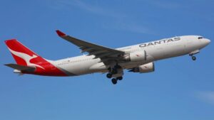 Senior Qantas-direktør, der stod over for Senatets udvalg, trækker sig
