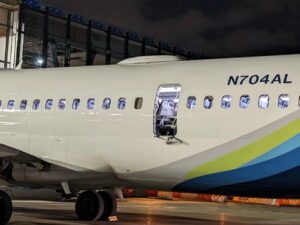 שישה נוסעי אלסקה איירליינס מגישים תביעה נגד בואינג לאחר שהתקע לדלת של ה-737 MAX 9 שלהם התפוצץ