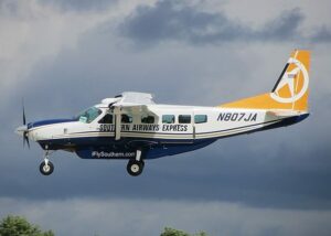 Kleines Passagierflugzeug macht nach dem Abflug vom Flughafen Washington Dulles eine Notlandung auf dem Virginia Highway
