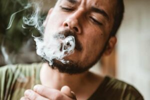 Røyking av marihuana og sigaretter knyttet til økt lungeskade - Tilkobling til medisinsk marihuanaprogram