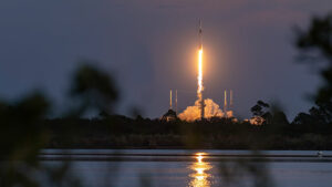 SpaceX skjuter upp Falcon 9-raketen från Cape Canaveral med 23 Starlink-satelliter