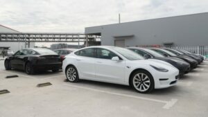 Tesla, 자동 조향 및 도어 래치 결함 수리를 위해 중국에 수출된 1.6만 대 이상의 EV를 리콜 - Autoblog