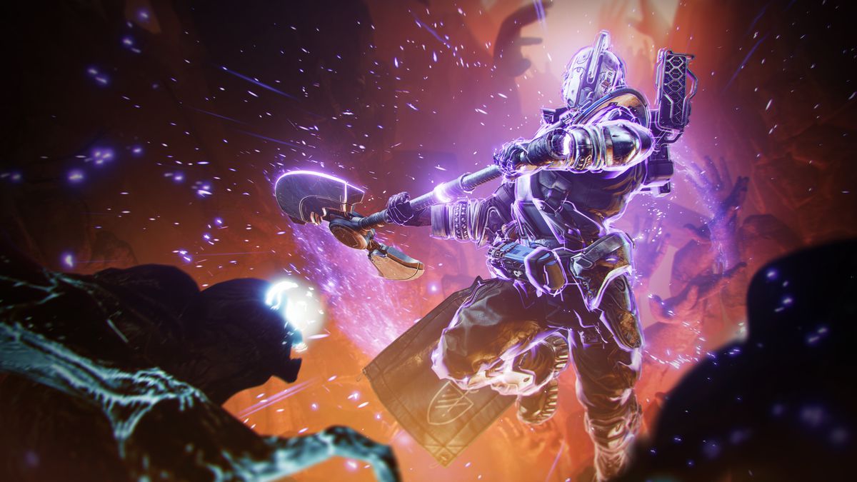 Seorang Titan menggunakan kapak Void besar di Destiny 2: The Final Shape